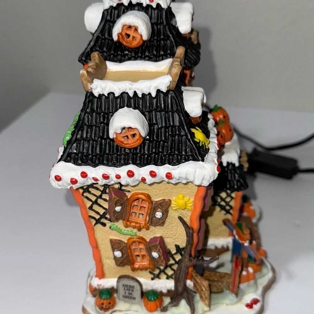 Lemax Not-So-Nice Manor Halloween Village porcelain Lighted House Spooky Town
